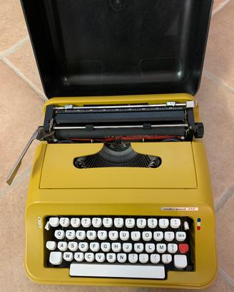 Macchina da scrivere con valigetta