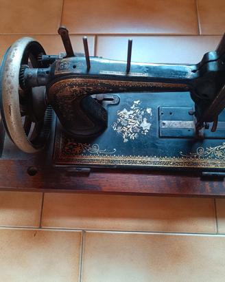 Macchina da cucire antica in ghisa - inizio 900