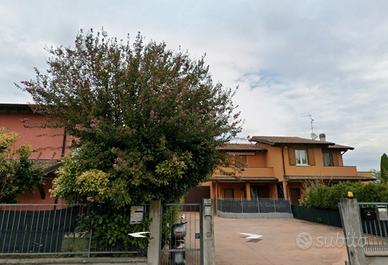 Casa con giardino e box