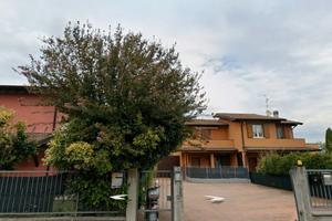 Casa con giardino e box