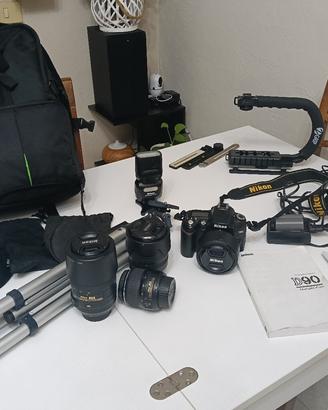 Nikon D90 con 4 obiettivi e accessori vari 