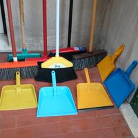 Scope, spazzolone e 5 palette per la casa