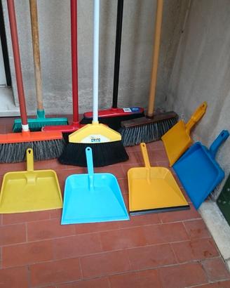 Scope, spazzolone e 5 palette per la casa