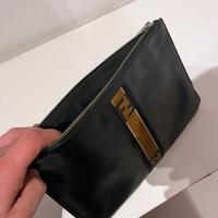Fendi pochette in pelle nera con logo FF