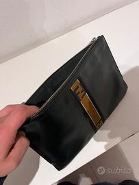 Fendi pochette in pelle nera con logo FF