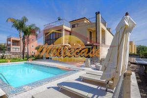 Prestigiosa villa singola con piscina