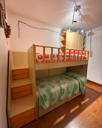 Cameretta completa con letto a castello e armadio