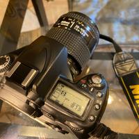 Nikon D90 con obiettivo Nikon 28/105 e accessori