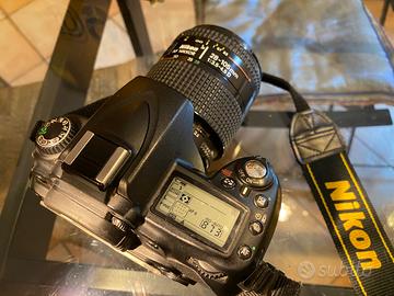 Nikon D90 con obiettivo Nikon 28/105 e accessori