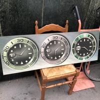 Quadro orologio che ha 3 pile per 3 orari