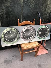 Quadro orologio che ha 3 pile per 3 orari