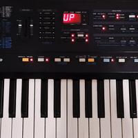 tastiera Roland E-15.