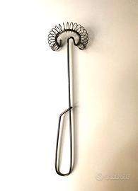 Frusta in acciaio inox. Lunghezza: 27 cm