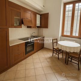 Palazzina con appartamenti, solai, cantina e giard