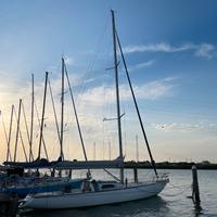 Barca a vela classica in alluminio