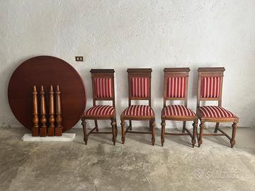 Tavolo allungabile con sedie d’antiquariato.