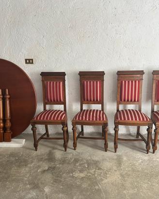 Tavolo allungabile con sedie d’antiquariato.