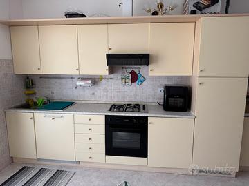 Vendi cucina e divano ad angolo