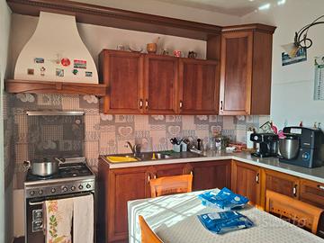 Cucina in noce massello completa di elettrodomesti