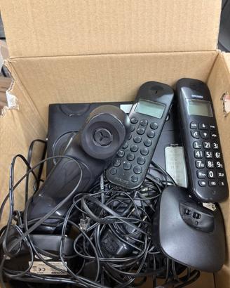 Lotto telefoni fissi e cordless con basi