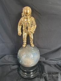 Astronauta sulla luna in bronzo