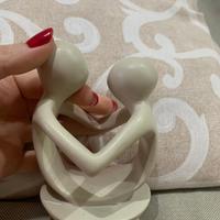 Statua con due persone che si abbracciano