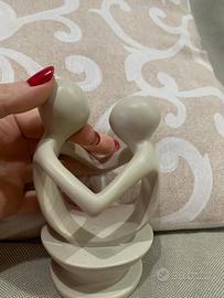 Statua con due persone che si abbracciano