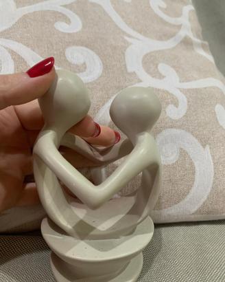 Statua con due persone che si abbracciano