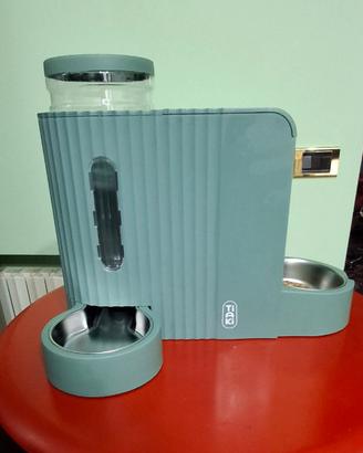 Distributore automatico acqua e cibo per animali