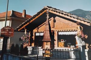 Capannone, chalet espositivo e terreno