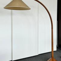 Lampada da terra con struttura in legno curvato