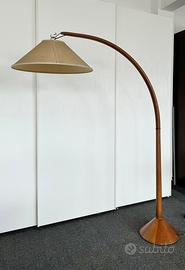 Lampada da terra con struttura in legno curvato