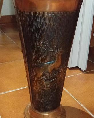 Portaombrelli in rame decorato con cervi in riliev