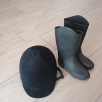 Casco e stivali equitazione