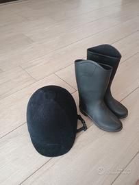 Casco e stivali equitazione