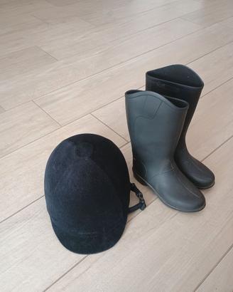 Casco e stivali equitazione