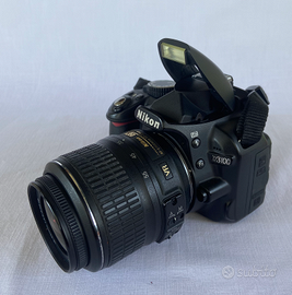 Nikon D3100 con obiettivo 18–55mm VR + custodia