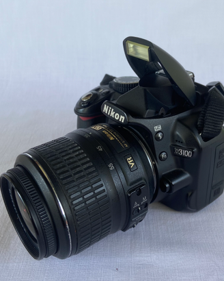 Nikon D3100 con obiettivo 18–55mm VR + custodia