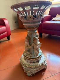 Vaso in porcellana con putti e fiori