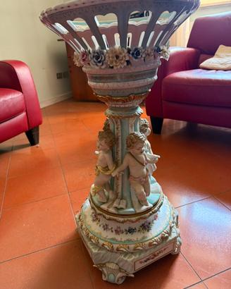 Vaso in porcellana con putti e fiori