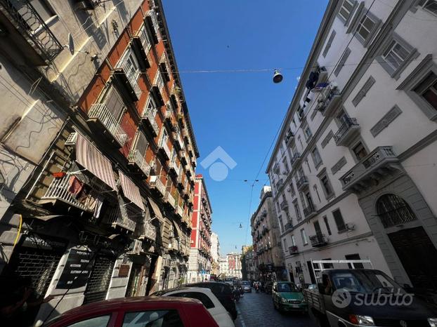 NEGOZIO A NAPOLI