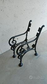 gambe di antica panchina in ghisa 