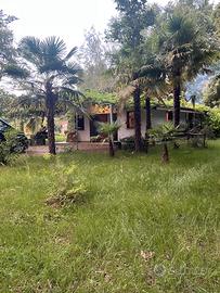 Casotto doppio con ampio terreno