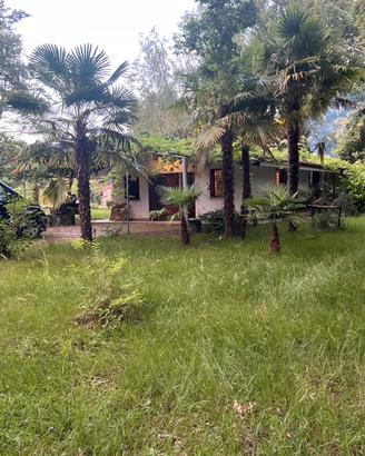 Casotto doppio con ampio terreno