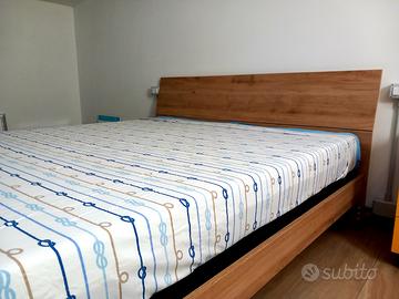 Letto matrimoniale con doghe in legno e materasso