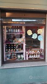 Negozio minimarket con banco salumeria
