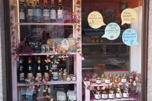Negozio minimarket con banco salumeria
