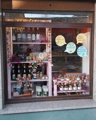 Negozio minimarket con banco salumeria