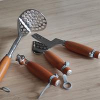  Set 4 utensili da cucina in acciaio e legno 