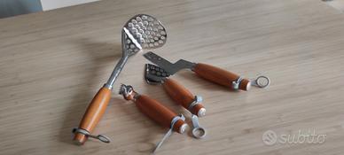  Set 4 utensili da cucina in acciaio e legno 